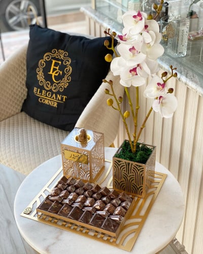قاعده من الحديد الذهبي المزخرف تحتوي على مبخرة و كسر بخور + فازة ورد صناعي + نصف كيلو شوكولاته بلجيكية