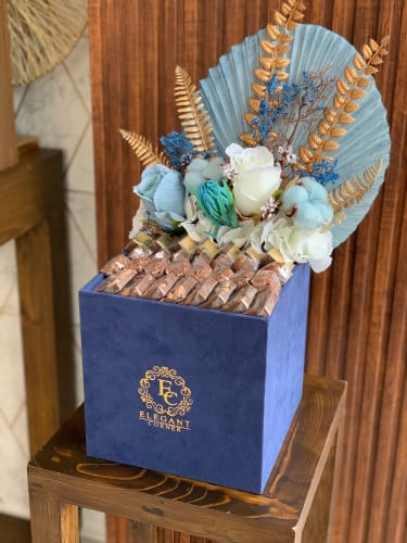 صينية من المخمل تحتوي على نصف كيلو شوكولاتة بلجيكية مع اضافة ورد صناعي