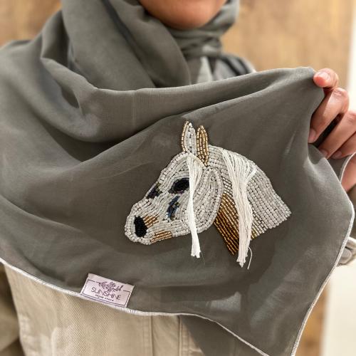 طرحه بوال زيتي بتطريز الخيل ( تطريز يدوي بالفصوص )