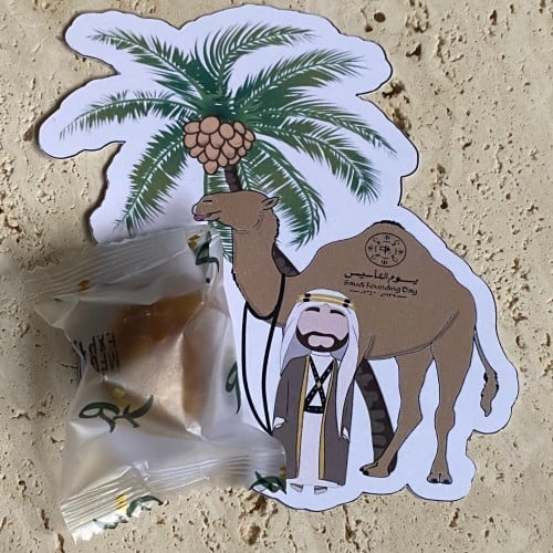 توزيعات تمر مغلف ليوم التأسيس