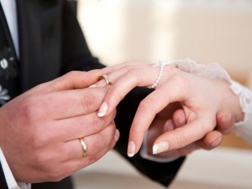 How to choose your wedding or engagement perfume? Your guide to choosing the perfect scent for your big day.