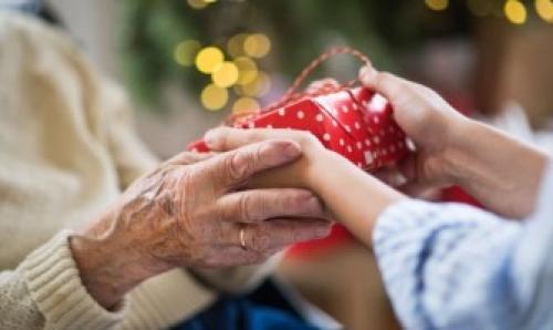 لهم مكانة غير… هدايا تلامس قلب كبير السن قبل يده