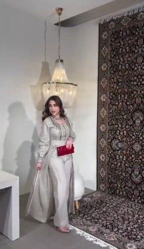 فستان قماش بحريني لون ابيض