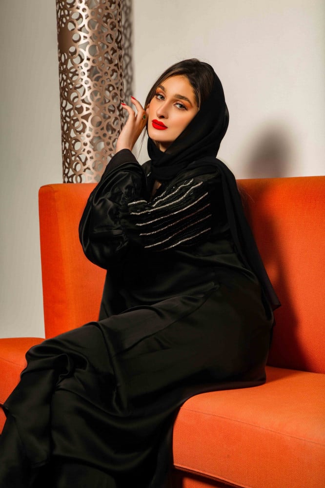 عباية سوداء بالحرير الفرنسي