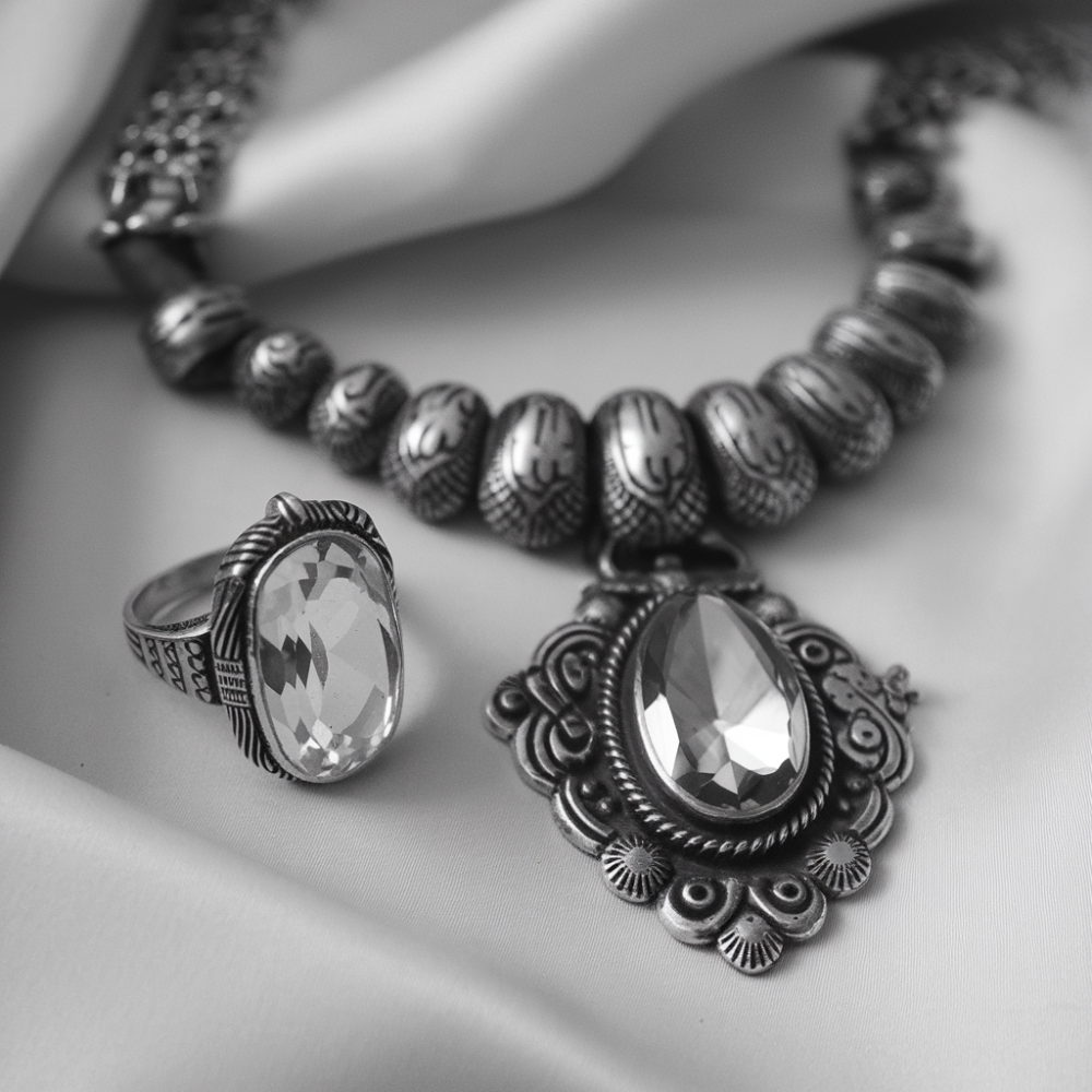 بريق الفضة وسحر الأحجار: رحلة في عالم الأصالة والجمال