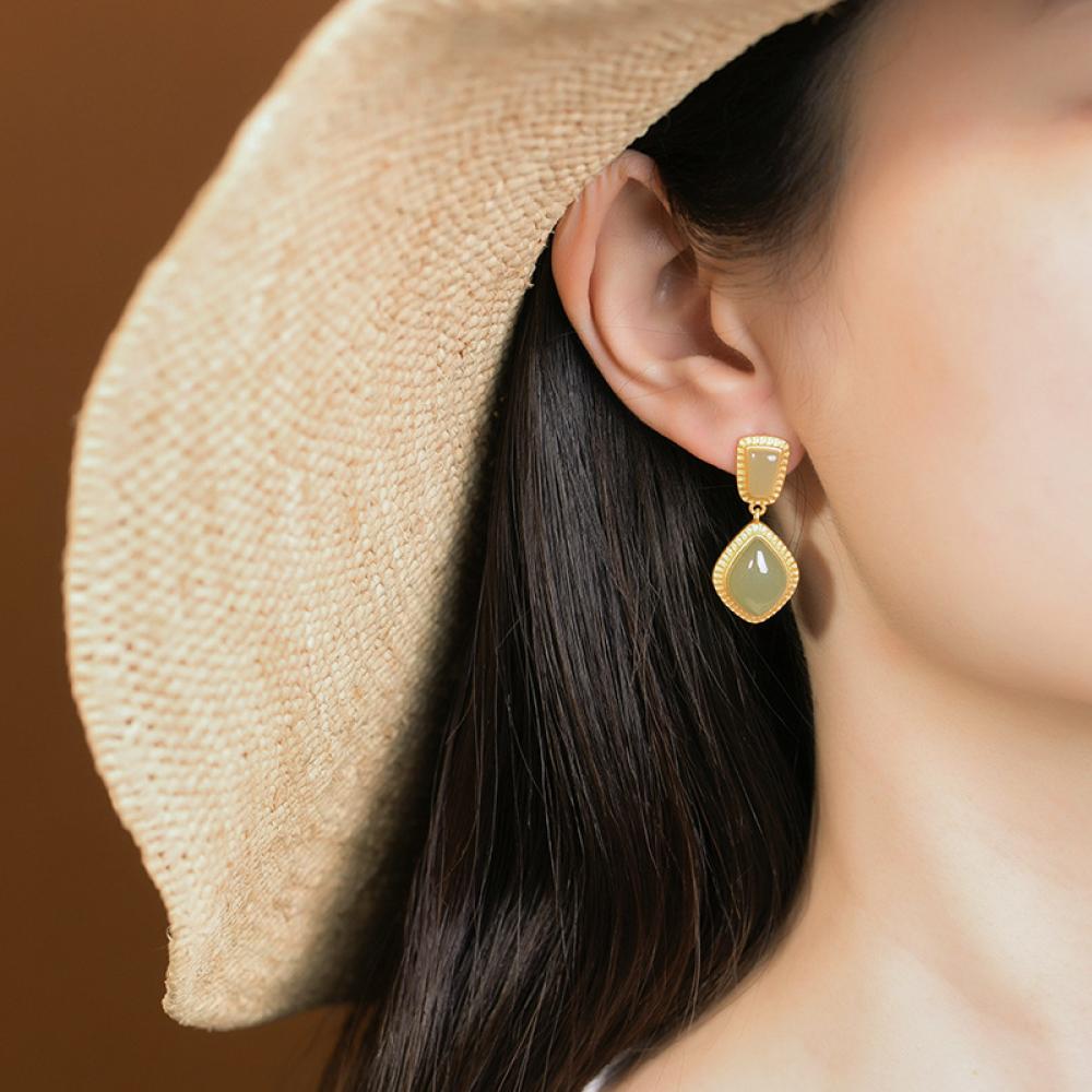 أقراط فضة إسترلينية S925 مطلية بالذهب مع يشم هيتين أنيق – لمسة كورية راقية