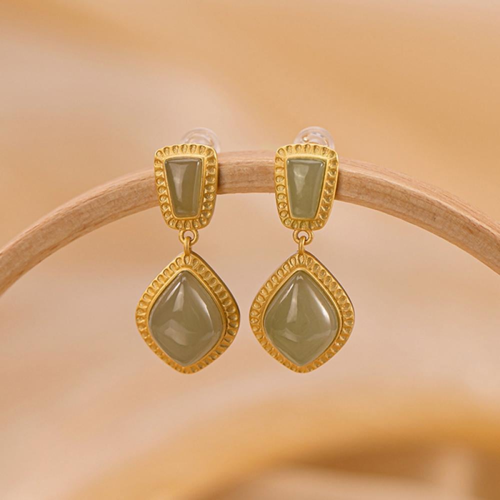 أقراط فضة إسترلينية S925 مطلية بالذهب مع يشم هيتين أنيق – لمسة كورية راقية