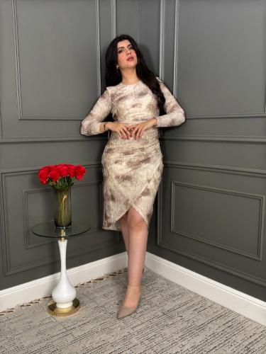 فستان نسائي مموج بأكمام طويلة ولمعان مميز