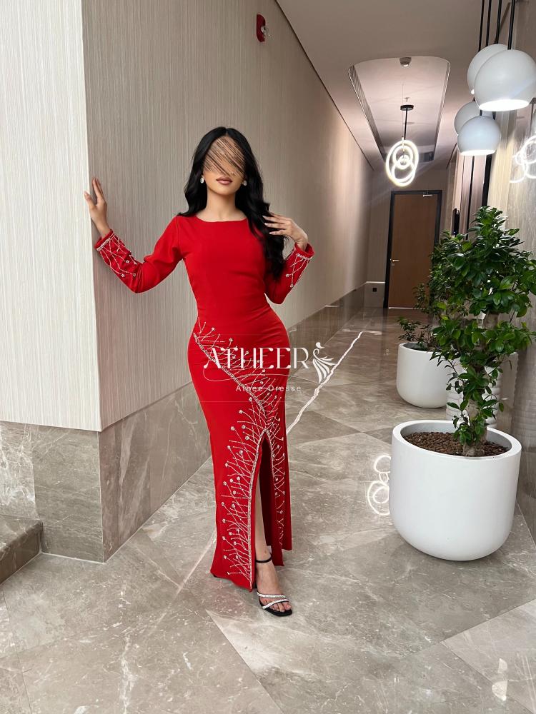 فستان بفتحة جانبية