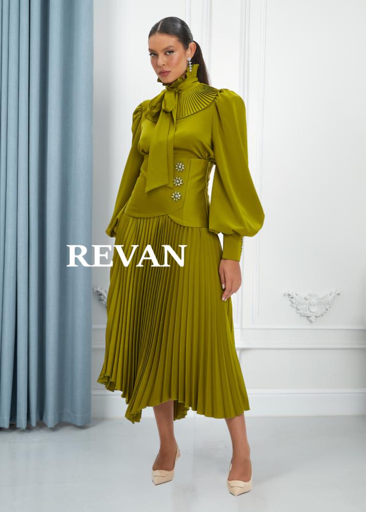 تنورة بليسيه أنيقة بتصميم عصري بحزام مميز