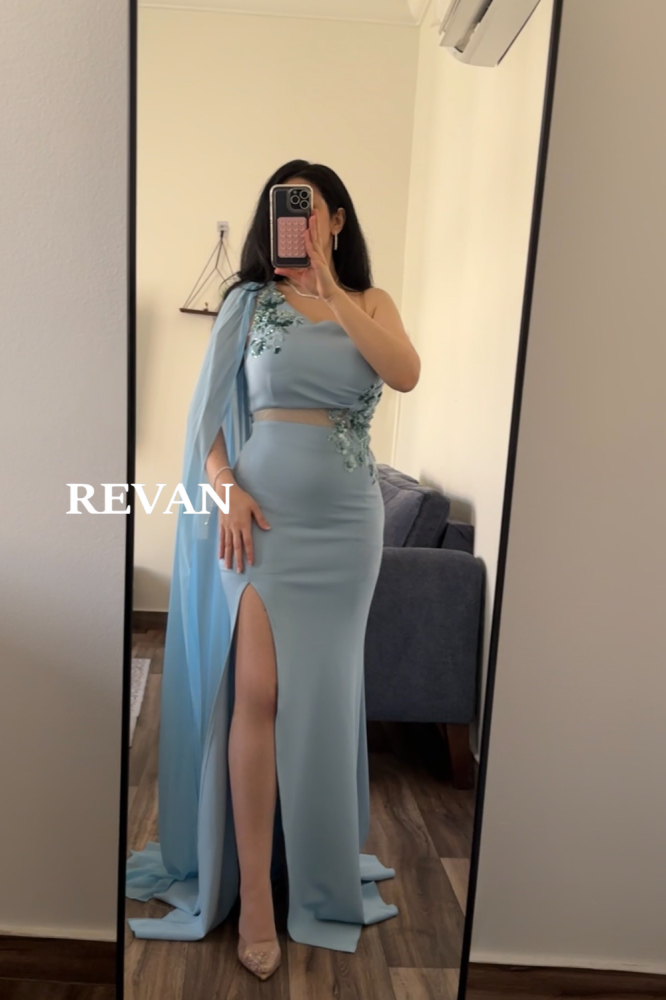 فستان سهرة بحري بكتف واحد وتطريز زهري من ريفان