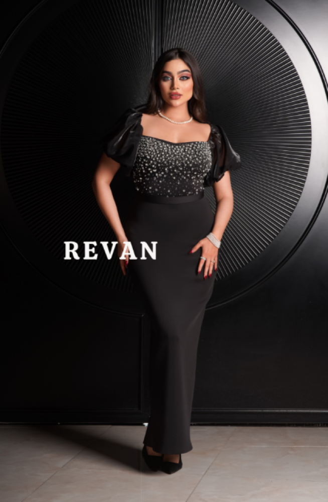 فستان ملكي مزين بالأحجار الكريستالية