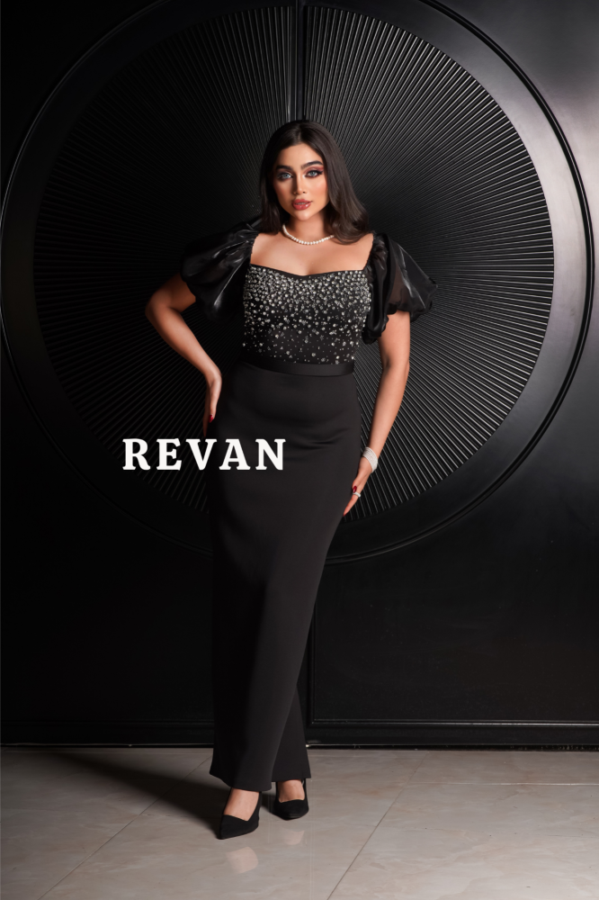 فستان ملكي مزين بالأحجار الكريستالية