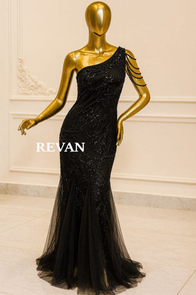 فستان فاخر من ريڤــان أسود بكتف واحد وتطريز لامع وسلاسل أنيقة