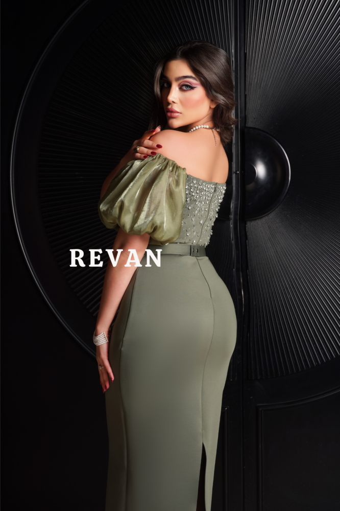 فستان ملكي مزين بالأحجار الكريستالية