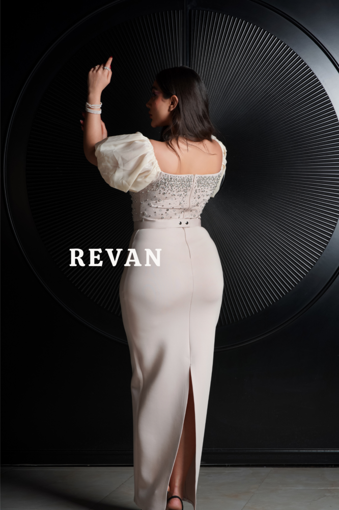 فستان ملكي مزين بالأحجار الكريستالية