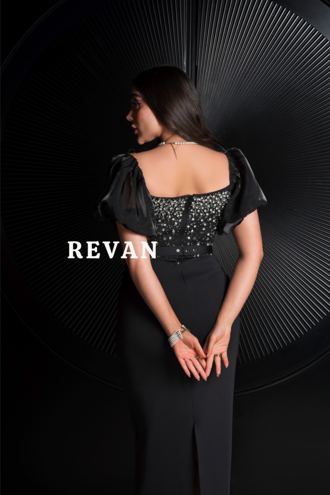 فستان ملكي مزين بالأحجار الكريستالية