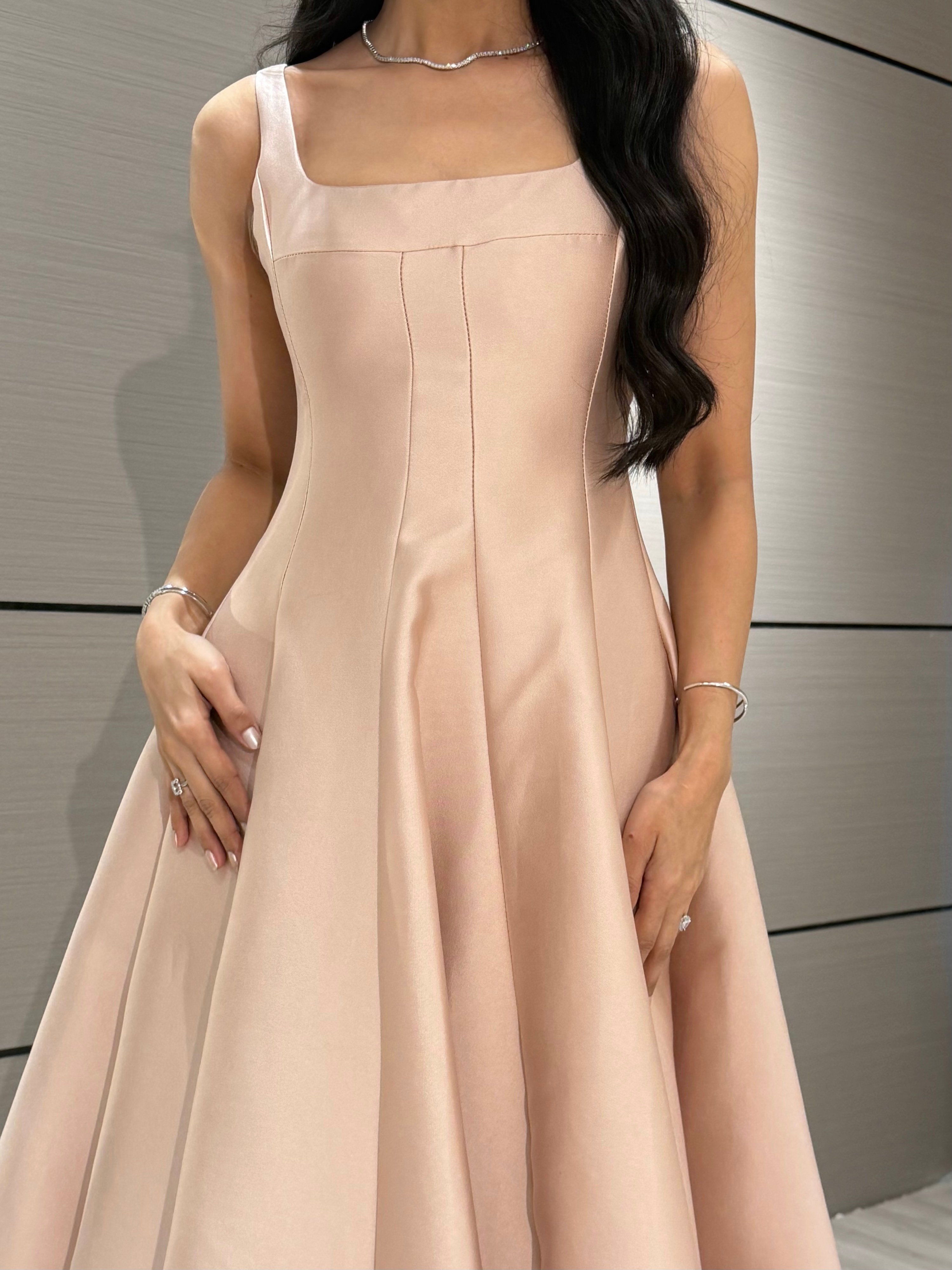 wide cut dress Elegant red dress with a wide cut and a plunging neckline