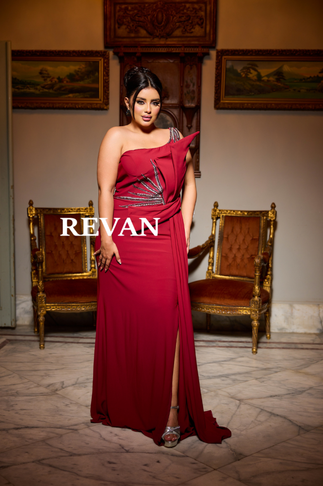 فستان سهرة بكتف واحد مع لمسات كريستالية من REVAN