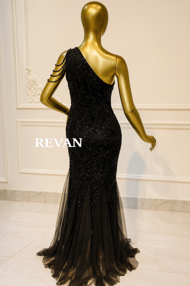 فستان فاخر من ريڤــان أسود بكتف واحد وتطريز لامع وسلاسل أنيقة