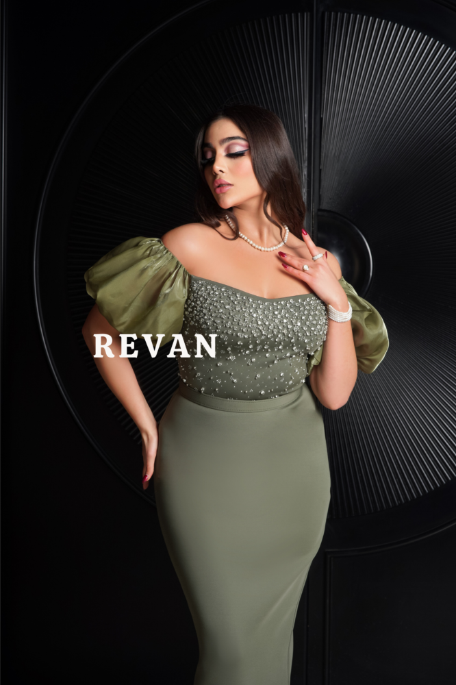 فستان ملكي مزين بالأحجار الكريستالية