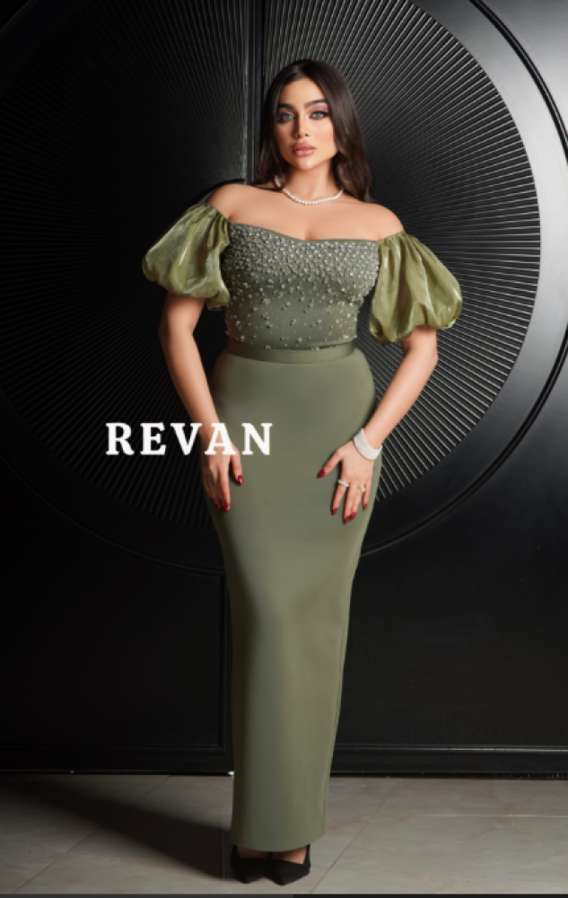 فستان ملكي مزين بالأحجار الكريستالية