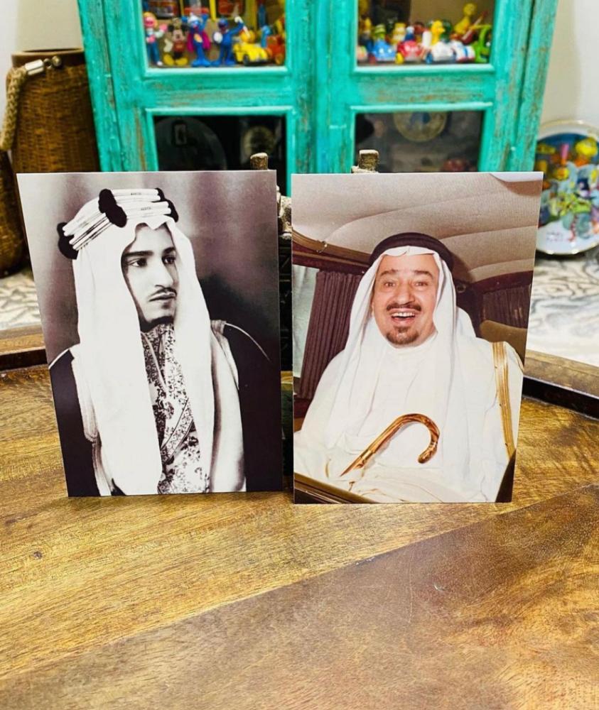 من البنود المميزة؛ مغلف تذكاري أنيق بداخله عدد ٧ صور للملك خالد رحمه الله جميعها من النيقاتيف الأصل تم طباعته بمناسبة إفتتاح معرض الملك خالد الذي نظمته جمعية الملك خالد الخيرية بالتعاون مع دارة الملك عبدالعزيز عام ٢٠١٠م