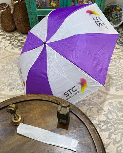من البنود الجميلة؛ شمسية أو مظلة أنيقة جداً بشعار...