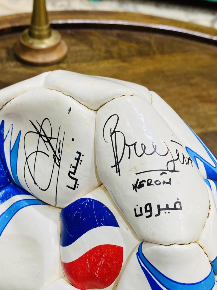 من البنود المميزة جدا؛ كورة جلد من إصدارات شركة بيبسي مطبوع عليها أسماء وتواقيع مشاهير كورة القدم كما هو واضح في الصور