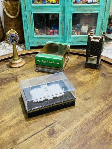 من البنود المميزة؛ مجسم للحرم النبوي من البلاستيك...