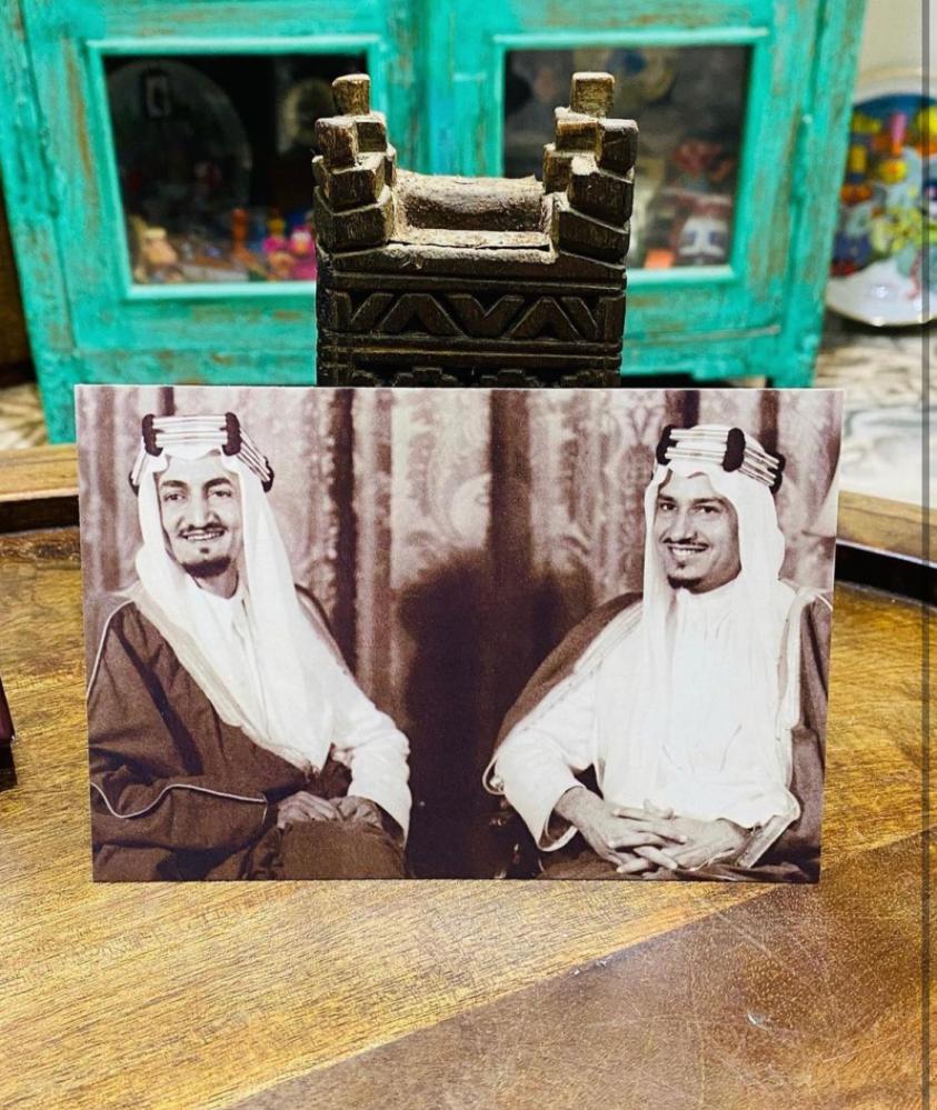 من البنود المميزة؛ مغلف تذكاري أنيق بداخله عدد ٧ صور للملك خالد رحمه الله جميعها من النيقاتيف الأصل تم طباعته بمناسبة إفتتاح معرض الملك خالد الذي نظمته جمعية الملك خالد الخيرية بالتعاون مع دارة الملك عبدالعزيز عام ٢٠١٠م