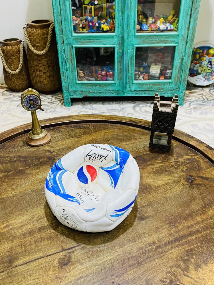 من البنود المميزة جدا؛ كورة جلد من إصدارات شركة بيبسي مطبوع عليها أسماء وتواقيع مشاهير كورة القدم كما هو واضح في الصور