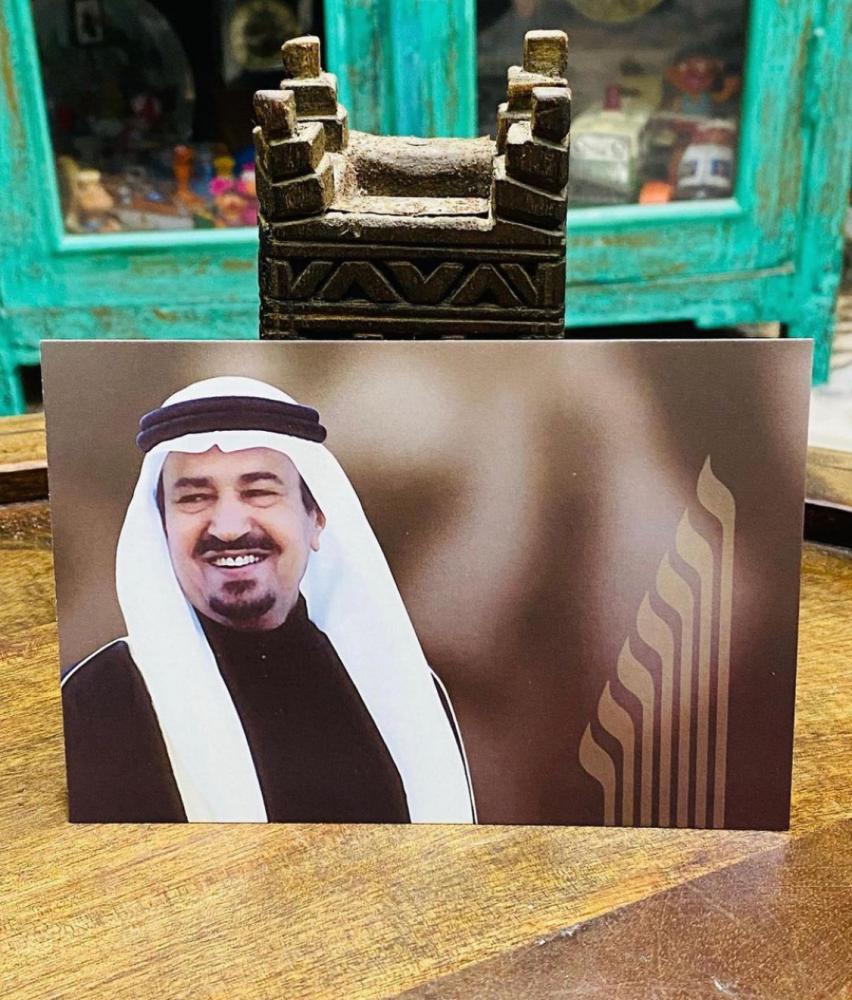 من البنود المميزة؛ مغلف تذكاري أنيق بداخله عدد ٧ صور للملك خالد رحمه الله جميعها من النيقاتيف الأصل تم طباعته بمناسبة إفتتاح معرض الملك خالد الذي نظمته جمعية الملك خالد الخيرية بالتعاون مع دارة الملك عبدالعزيز عام ٢٠١٠م