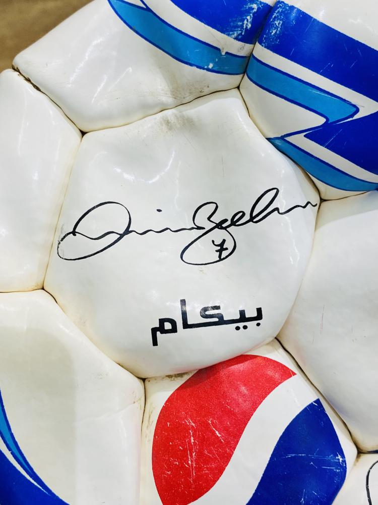 من البنود المميزة جدا؛ كورة جلد من إصدارات شركة بيبسي مطبوع عليها أسماء وتواقيع مشاهير كورة القدم كما هو واضح في الصور