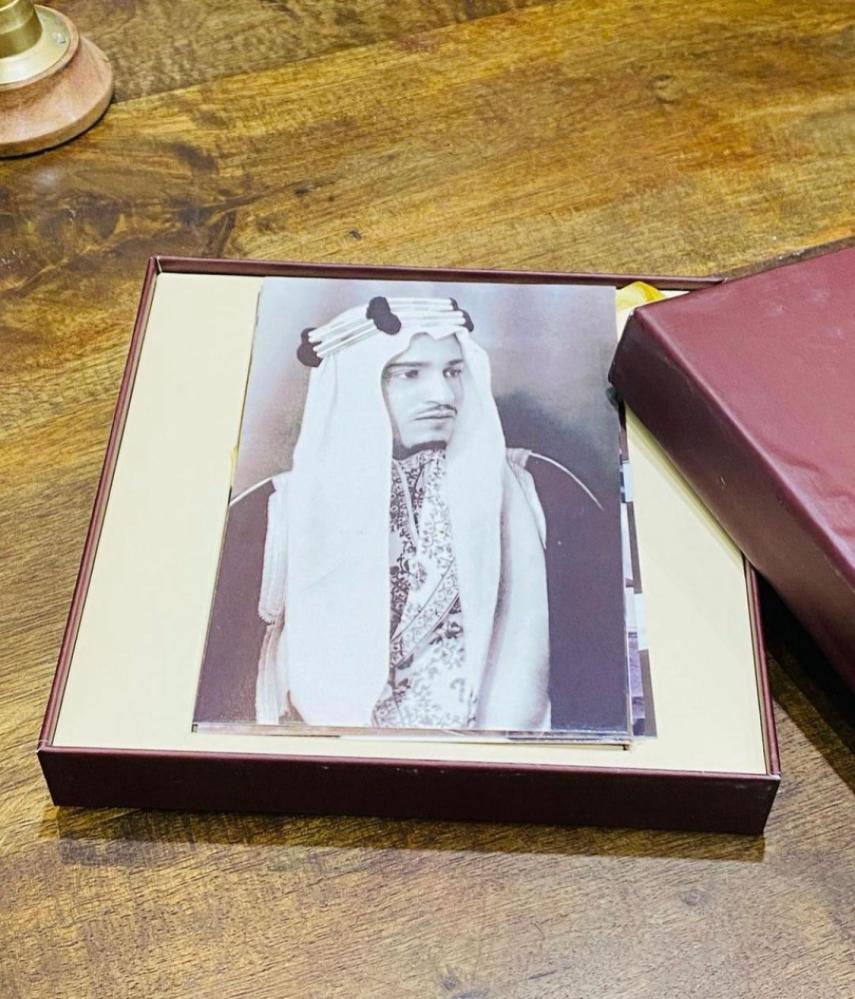 من البنود المميزة؛ مغلف تذكاري أنيق بداخله عدد ٧ صور للملك خالد رحمه الله جميعها من النيقاتيف الأصل تم طباعته بمناسبة إفتتاح معرض الملك خالد الذي نظمته جمعية الملك خالد الخيرية بالتعاون مع دارة الملك عبدالعزيز عام ٢٠١٠م