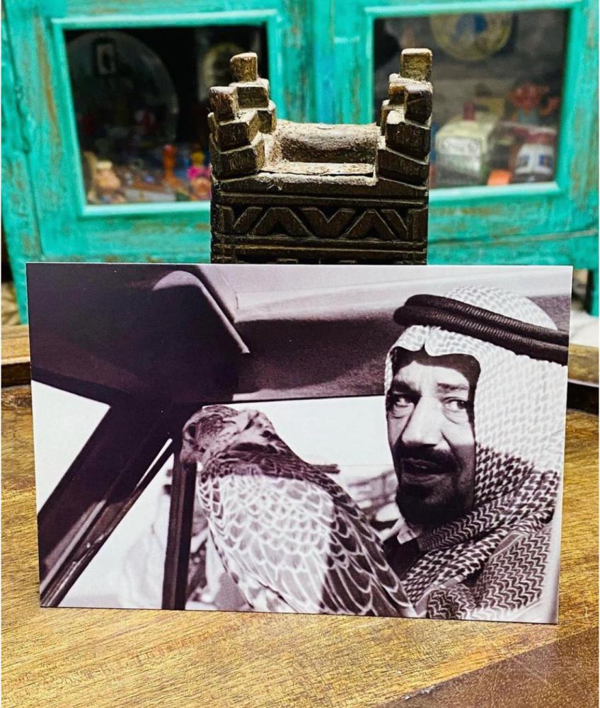 من البنود المميزة؛ مغلف تذكاري أنيق بداخله عدد ٧ صور للملك خالد رحمه الله جميعها من النيقاتيف الأصل تم طباعته بمناسبة إفتتاح معرض الملك خالد الذي نظمته جمعية الملك خالد الخيرية بالتعاون مع دارة الملك عبدالعزيز عام ٢٠١٠م