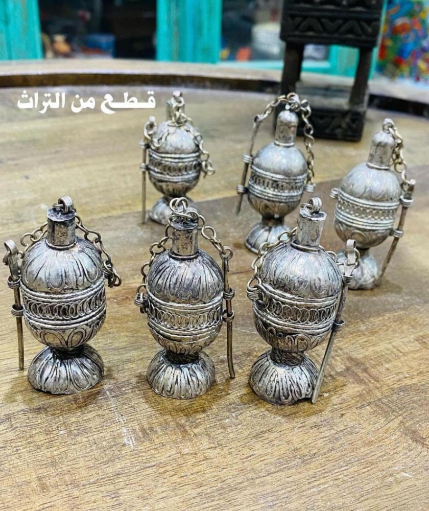 من النوادر؛ مكاحل متحفية عمل يدوي تسمى مكاحل الفضة اليمانية؛ قديمة جداً منقوشة ومزيّنة بتصاميم أنيقة.؛ السعر للحبة الوحدة