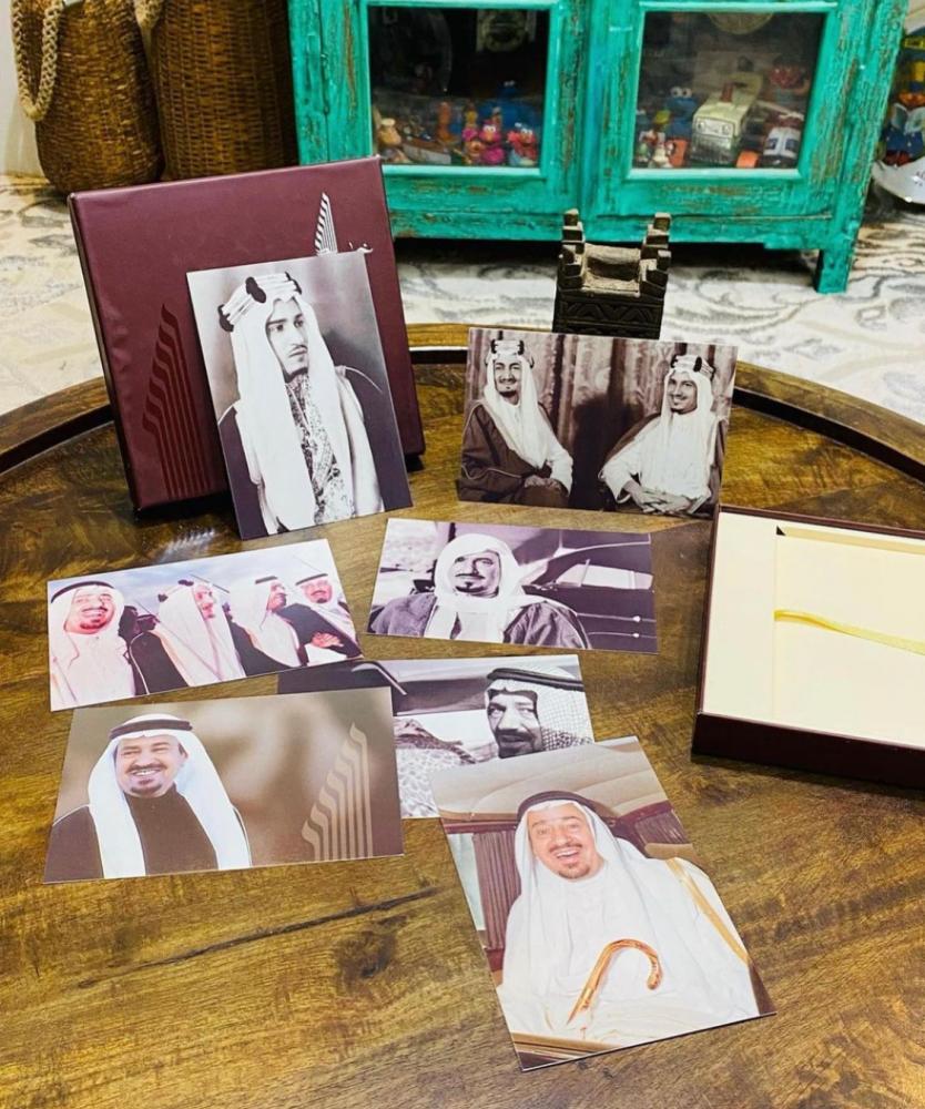 من البنود المميزة؛ مغلف تذكاري أنيق بداخله عدد ٧ صور للملك خالد رحمه الله جميعها من النيقاتيف الأصل تم طباعته بمناسبة إفتتاح معرض الملك خالد الذي نظمته جمعية الملك خالد الخيرية بالتعاون مع دارة الملك عبدالعزيز عام ٢٠١٠م