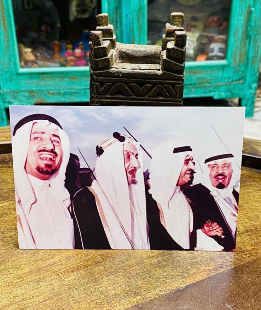 من البنود المميزة؛ مغلف تذكاري أنيق بداخله عدد ٧ صور للملك خالد رحمه الله جميعها من النيقاتيف الأصل تم طباعته بمناسبة إفتتاح معرض الملك خالد الذي نظمته جمعية الملك خالد الخيرية بالتعاون مع دارة الملك عبدالعزيز عام ٢٠١٠م