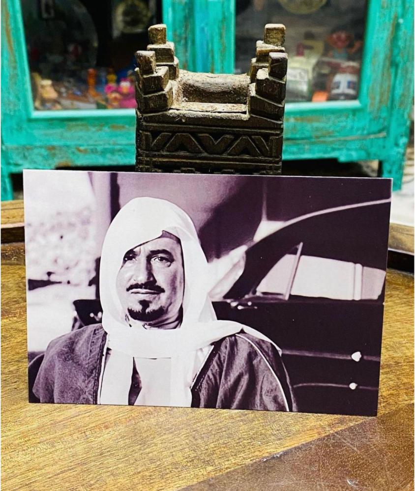 من البنود المميزة؛ مغلف تذكاري أنيق بداخله عدد ٧ صور للملك خالد رحمه الله جميعها من النيقاتيف الأصل تم طباعته بمناسبة إفتتاح معرض الملك خالد الذي نظمته جمعية الملك خالد الخيرية بالتعاون مع دارة الملك عبدالعزيز عام ٢٠١٠م