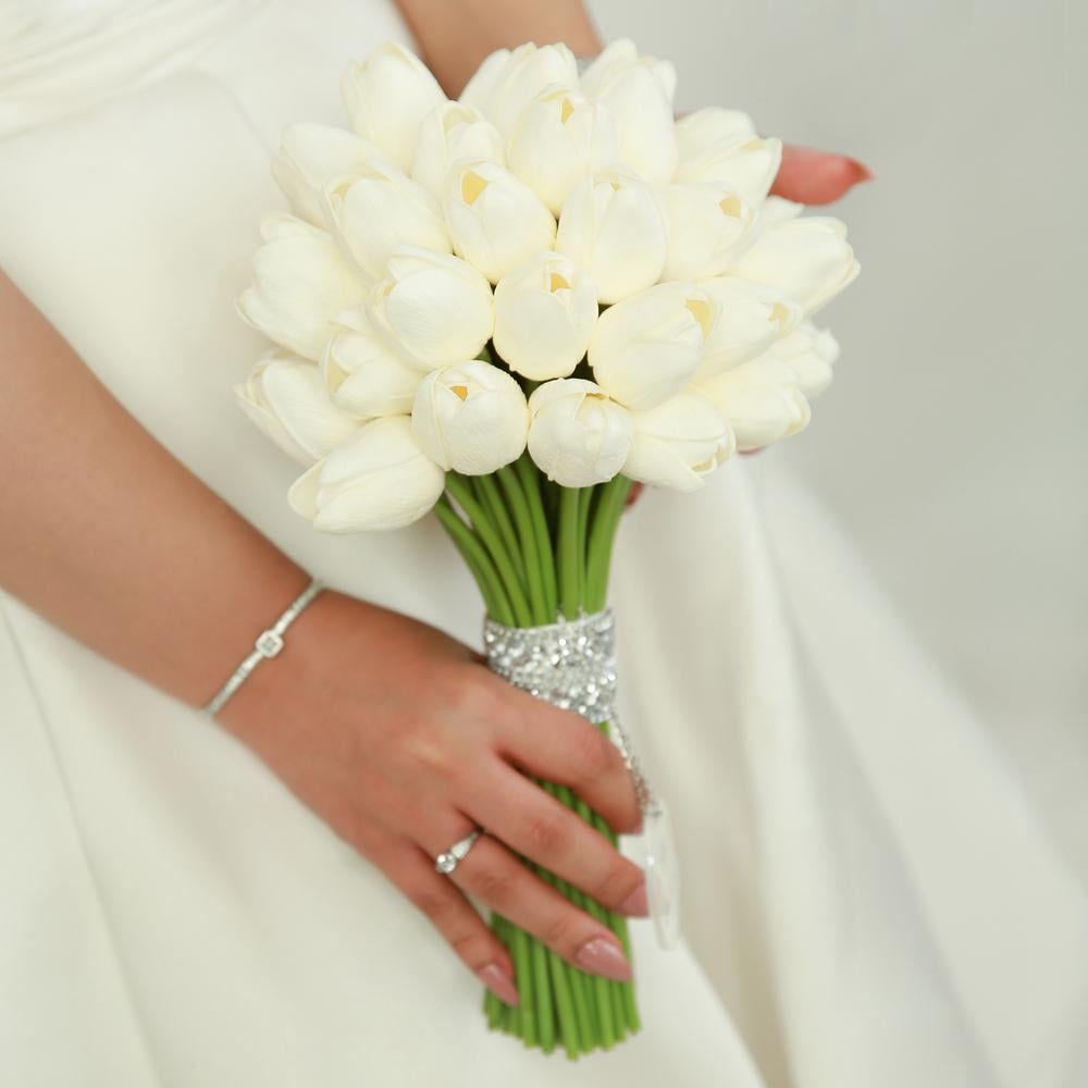 مسكة عروس بزهور توليب بيضاء صناعية وتصميم لامع لحفل زفاف فاخر