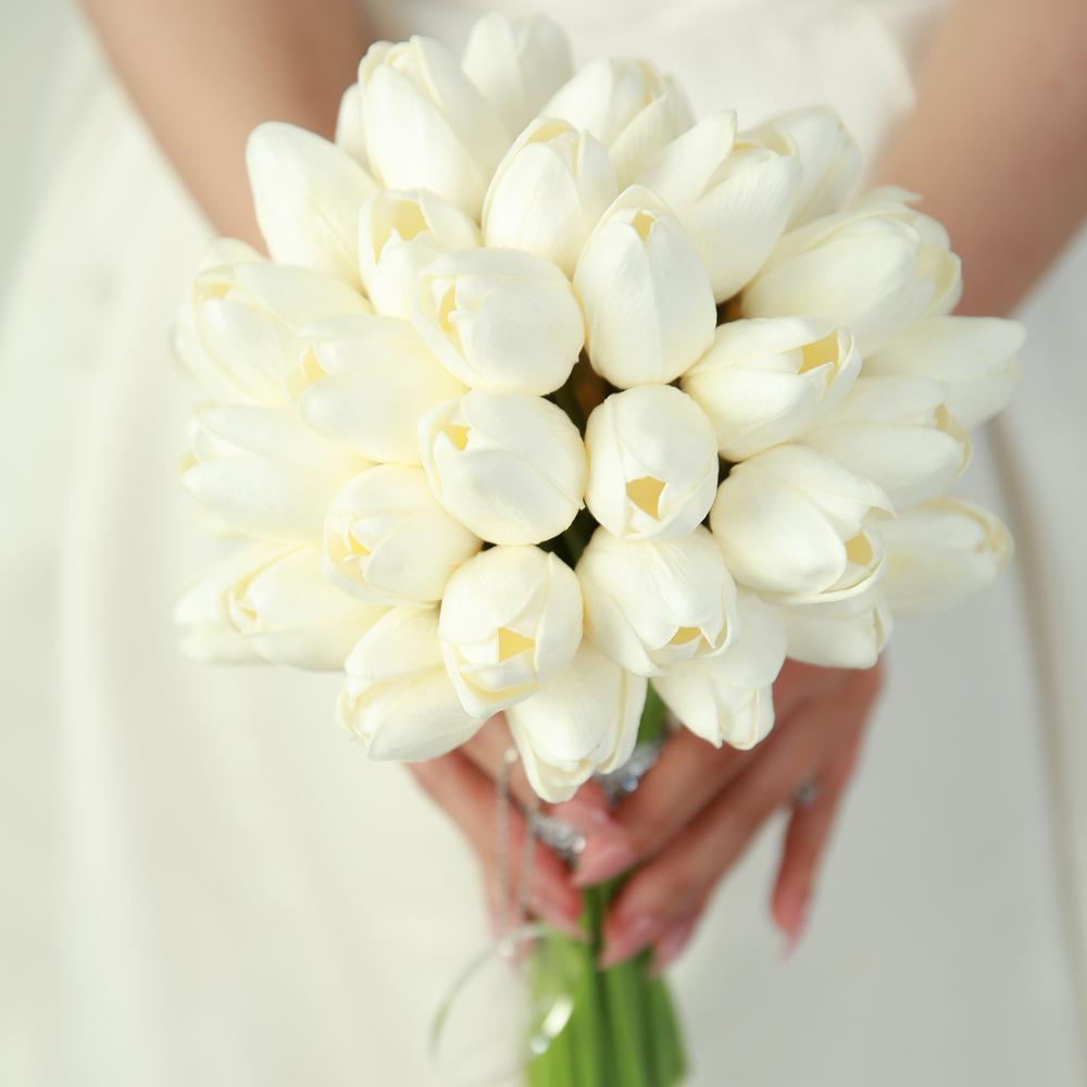 مسكة عروس بتوليب بيضاء صناعية ولمسات لامعة مثالية لحفلات الزفاف