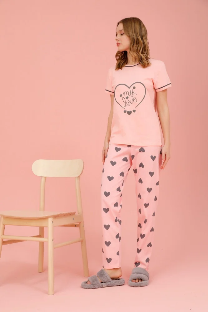 بيجامة وردي