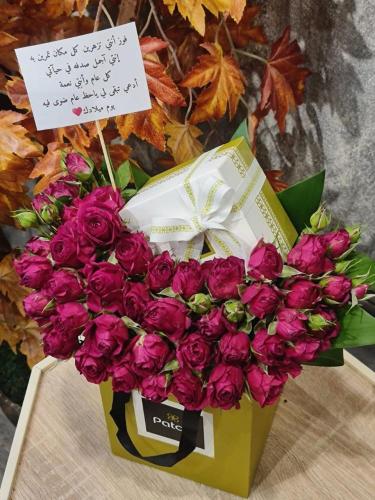 تقديمة ورد مع شوكولاتة باتش بورد بيبي روز فوشي غام...