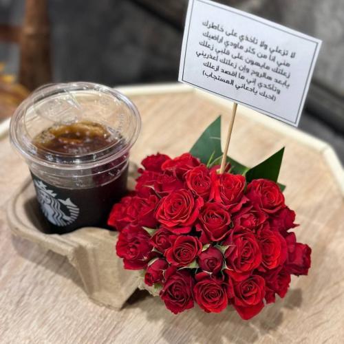 تقديمة ورد بورد بيبي روز احمر مع كوب قهوة