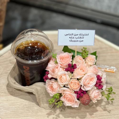 تقديمة ورد بورد بيبي روز وردي مزين بعودي مع كوب قه...