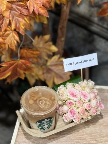 تقديمة ورد منسق بورد بيبي روز وردي مع كوب قهوة