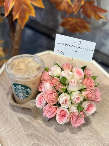 تقديمة ورد بورد بيبي روز وردي مع كوب قهوة