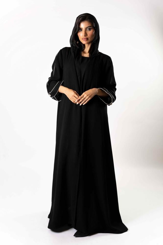عبايه باللون الاسود قماش كريب بموديل ناعم على الاكمام مزين بازارير
