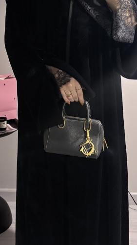 عباية مخمل مع دانتيل